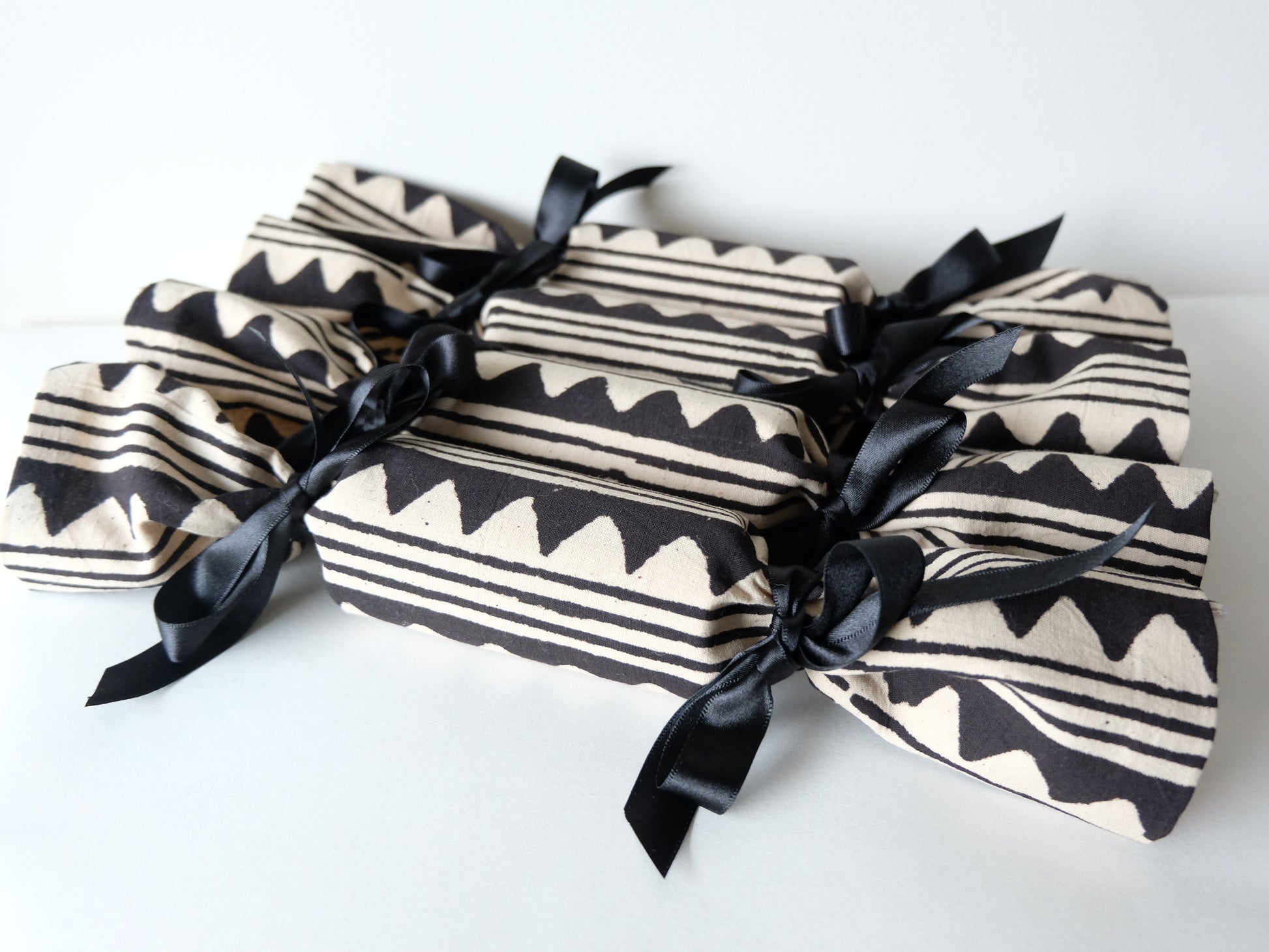 four peak print luxury Christmas crackers 